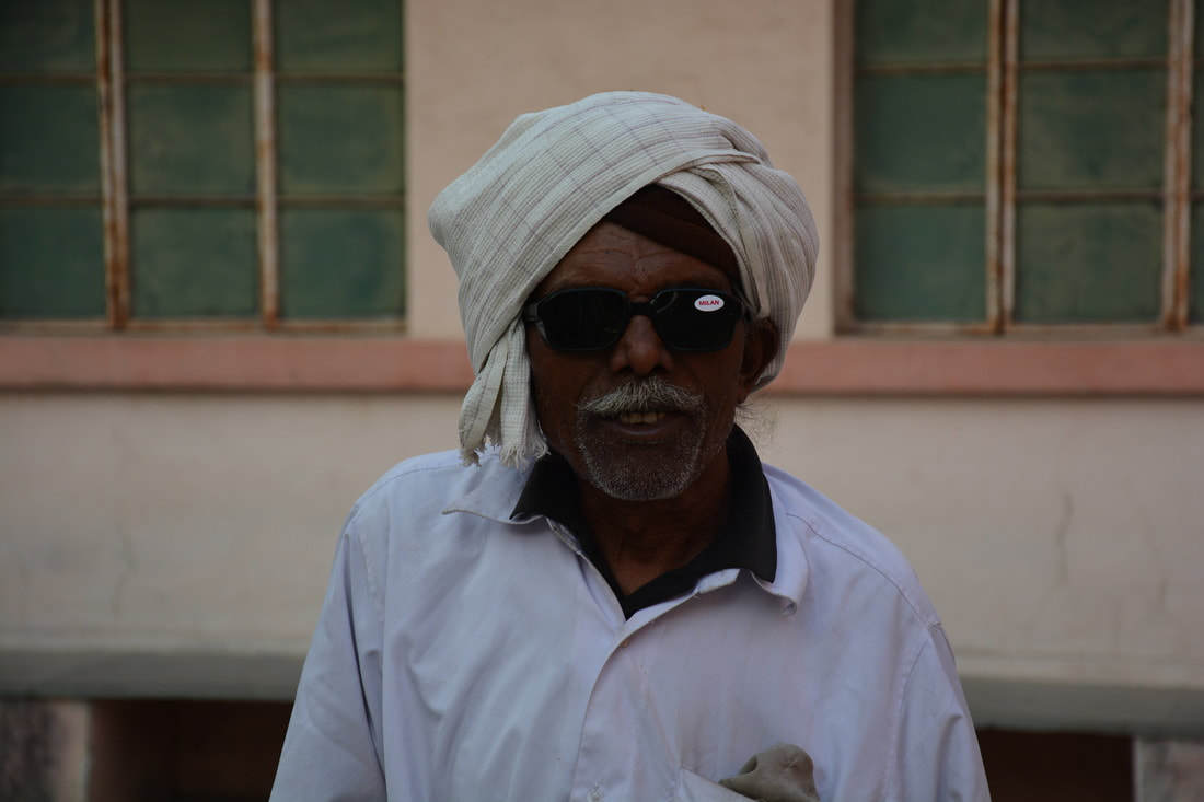 Hilfsprojekt in Indien - Mann mit Sonnenbrille